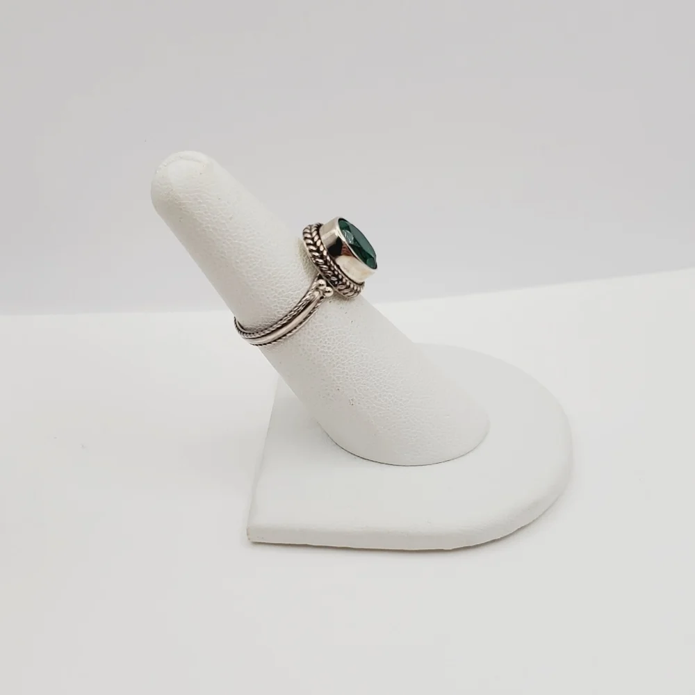 Oval Emerald Green Quartz & 925 Sterling Silver Bezel Set - Rope Design Ring
